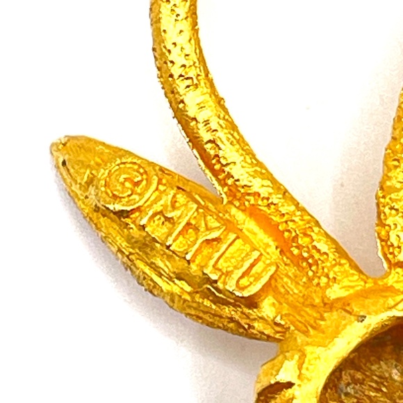 MYLU Signed Vintage Textured Gold Tone Reindeer Holiday Christmas Pin Brooch - Picture 3 of 7